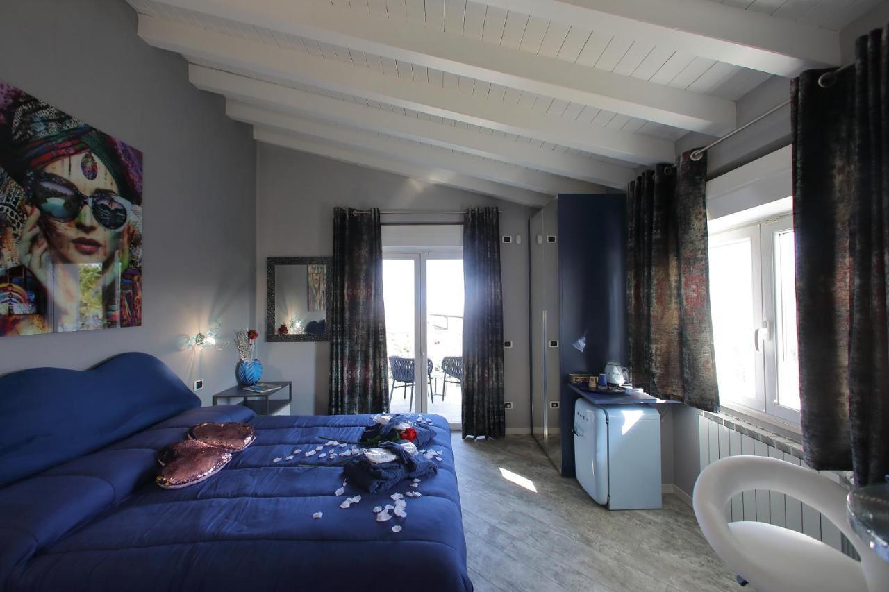 B&B Bellavista Exclusive In Zona Centrale Con Piscina Riscaldata E Jacuzzi Vista Lago Desenzano del Garda Exterior photo